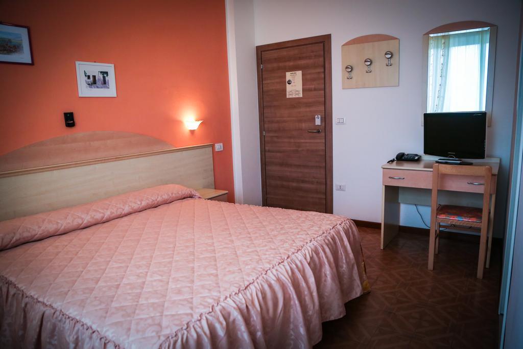Monte Porzio Hotel Ausonia מראה חיצוני תמונה
