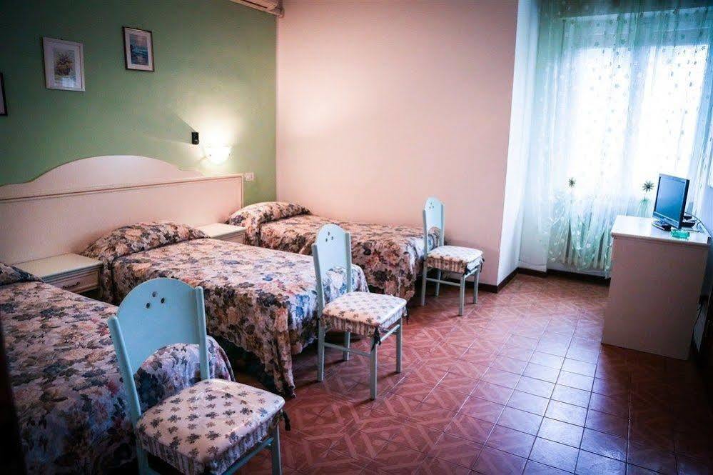 Monte Porzio Hotel Ausonia מראה חיצוני תמונה